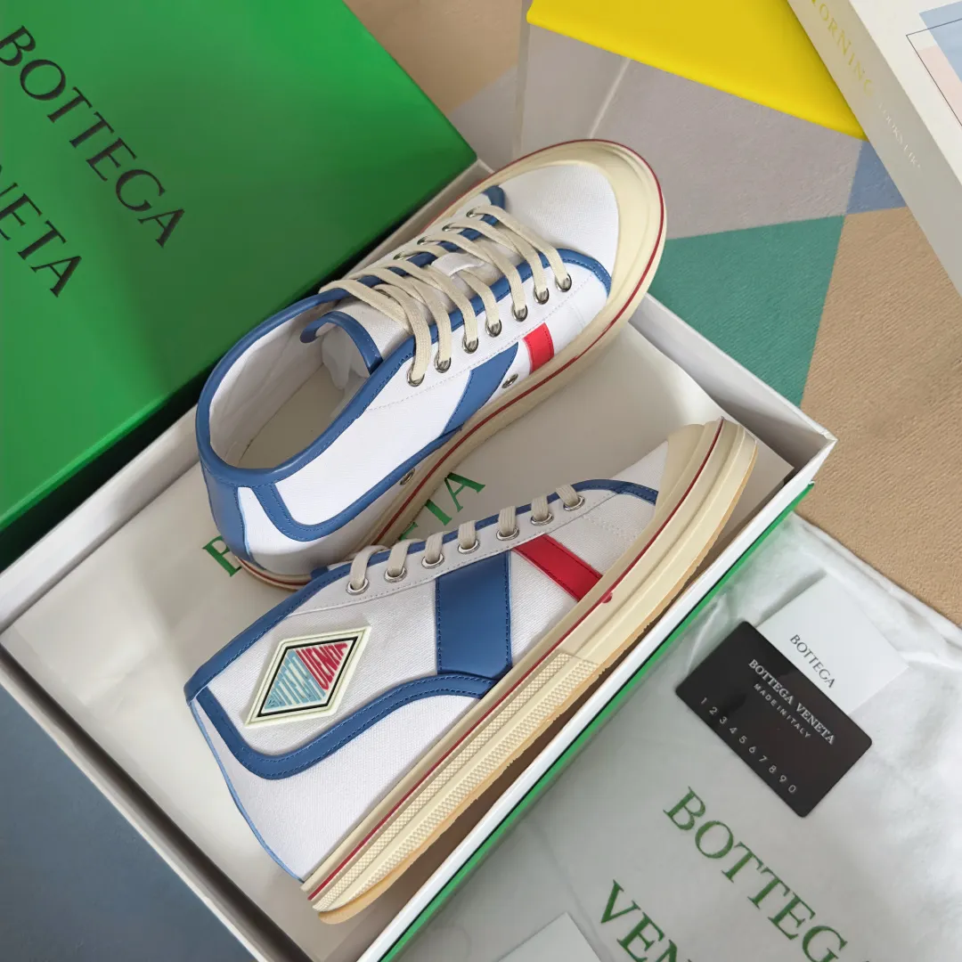 Top version: Couple model 580💰 Bottega Veneta Bottega Veneta BV’s latest Eliot series retro basketball shoes casual sports canvas shoes Bottega Veneta 2025 spring and summer show new shoes Eliot is on the market. Inspired by retro basketball sneakers, the color combination highlights youthful vitality and perfectly interprets the theme of youth and childlike innocence. The details are also very particular. The summer canvas brings excellent durability and comfort. Designs such as calfskin trim, rubber toe caps and hand-painted retro red lines are full of retro feel. The round toe and convex sole add a modern feel. Exquisite packaging at the delivery counter🛍📦 ▪️Fabrics: Original customized high-density canvas + cowhide ▪️Inner lining: Original customized breathable canvas ▪️Sole: Original open-molded anti-slip TPU material ▪️Sole thickness: 3CM ▪️Size: Women’s 35-41 / [Men’s 39-45 pre-sale]